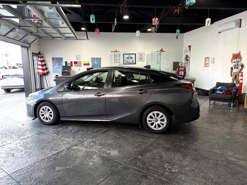 Toyota Prius Vehicle Full-screen Gallery Image 18