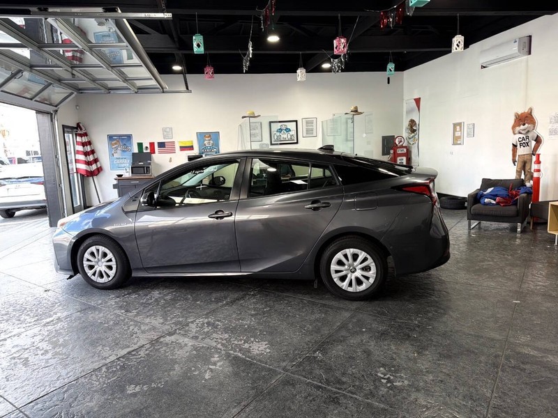 Toyota Prius Vehicle Full-screen Gallery Image 19