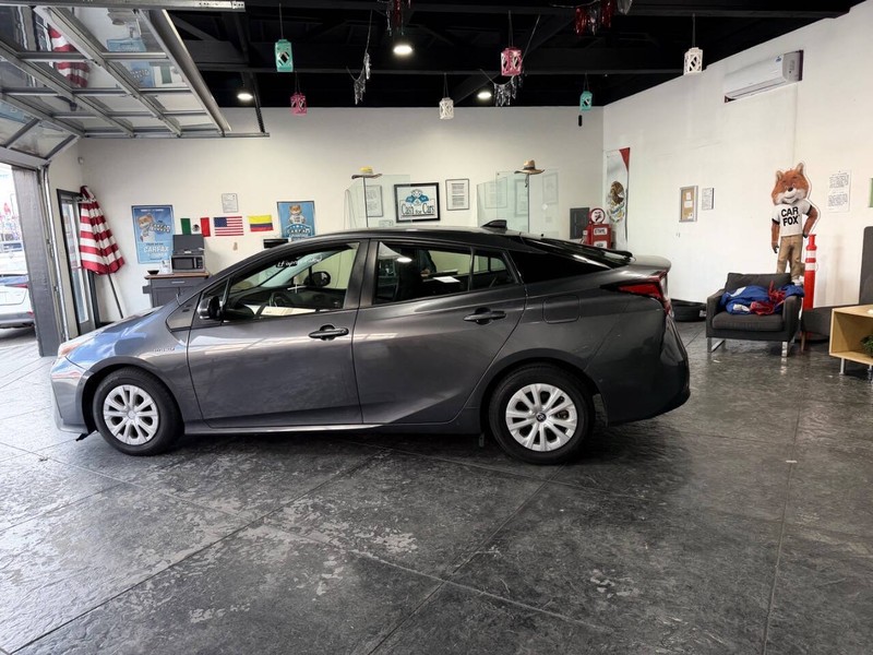 Toyota Prius Vehicle Full-screen Gallery Image 20