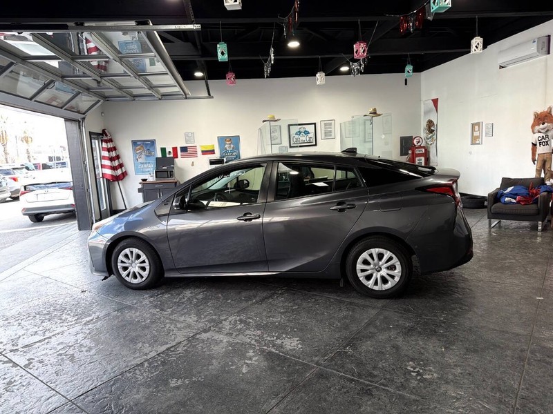 Toyota Prius Vehicle Full-screen Gallery Image 22