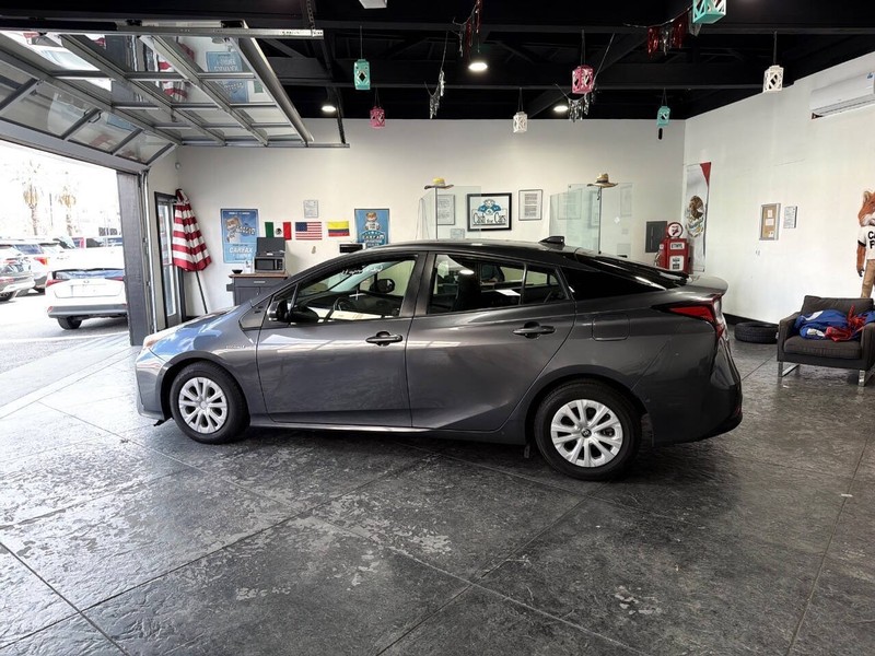 Toyota Prius Vehicle Full-screen Gallery Image 23
