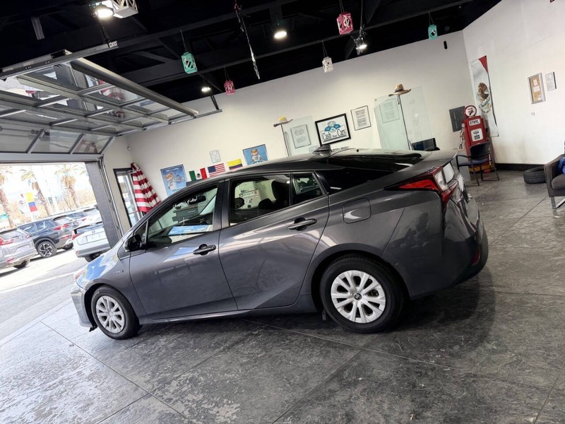 Toyota Prius Vehicle Full-screen Gallery Image 24