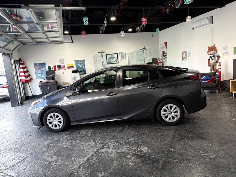 Toyota Prius Vehicle Full-screen Gallery Image 25