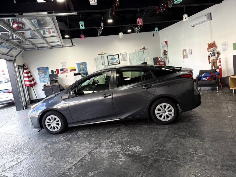 Toyota Prius Vehicle Full-screen Gallery Image 26