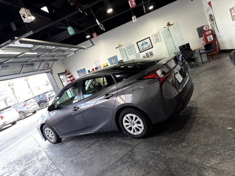 Toyota Prius Vehicle Full-screen Gallery Image 28