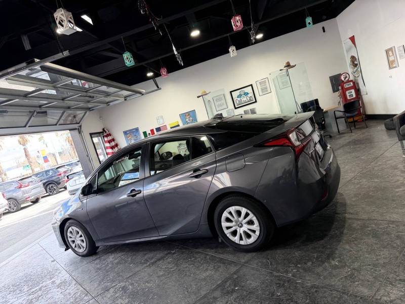 Toyota Prius Vehicle Full-screen Gallery Image 29