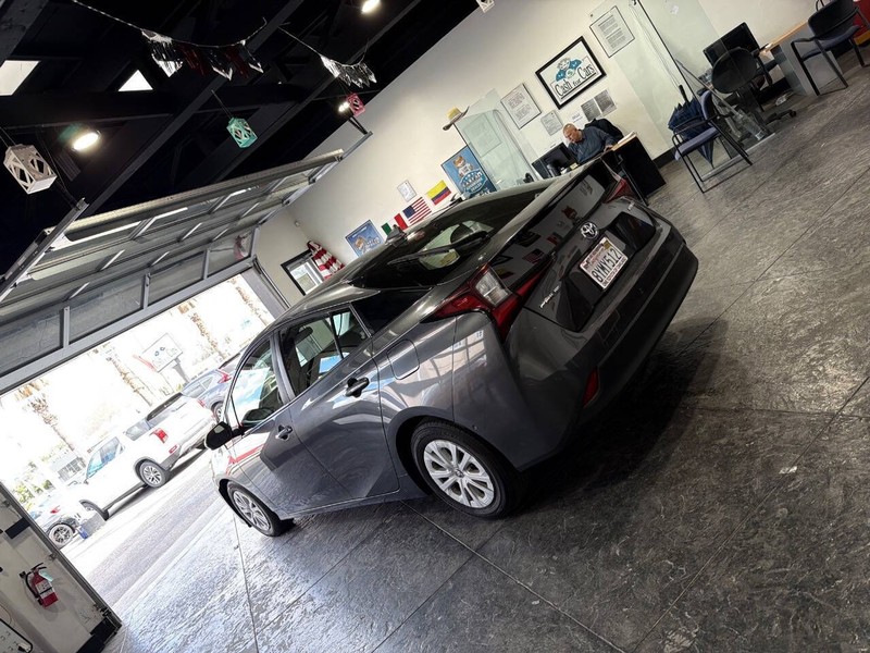 Toyota Prius Vehicle Full-screen Gallery Image 30