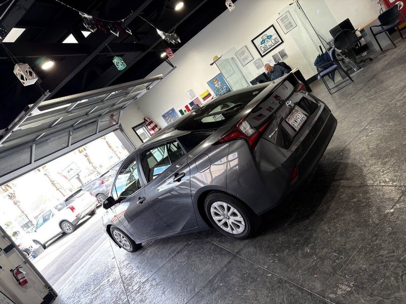 Toyota Prius Vehicle Full-screen Gallery Image 31