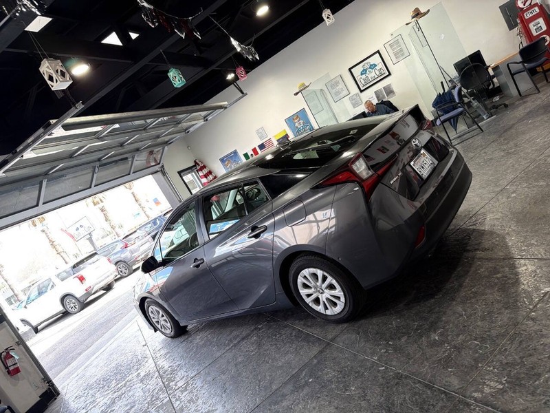 Toyota Prius Vehicle Full-screen Gallery Image 32