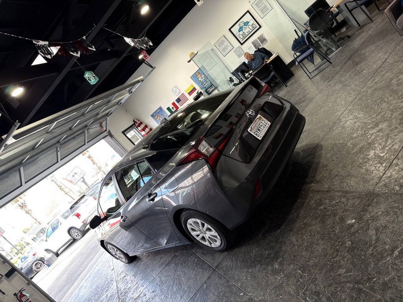 Toyota Prius Vehicle Full-screen Gallery Image 35