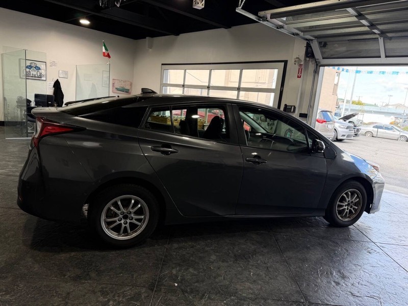 Toyota Prius Vehicle Full-screen Gallery Image 36