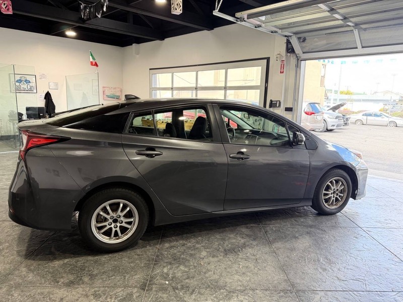 Toyota Prius Vehicle Full-screen Gallery Image 40