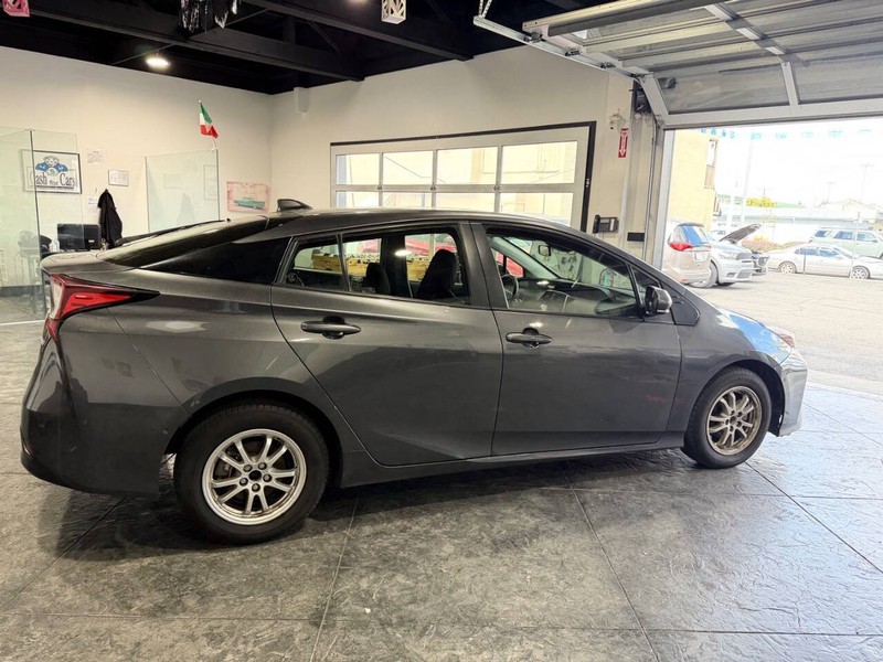 Toyota Prius Vehicle Full-screen Gallery Image 41