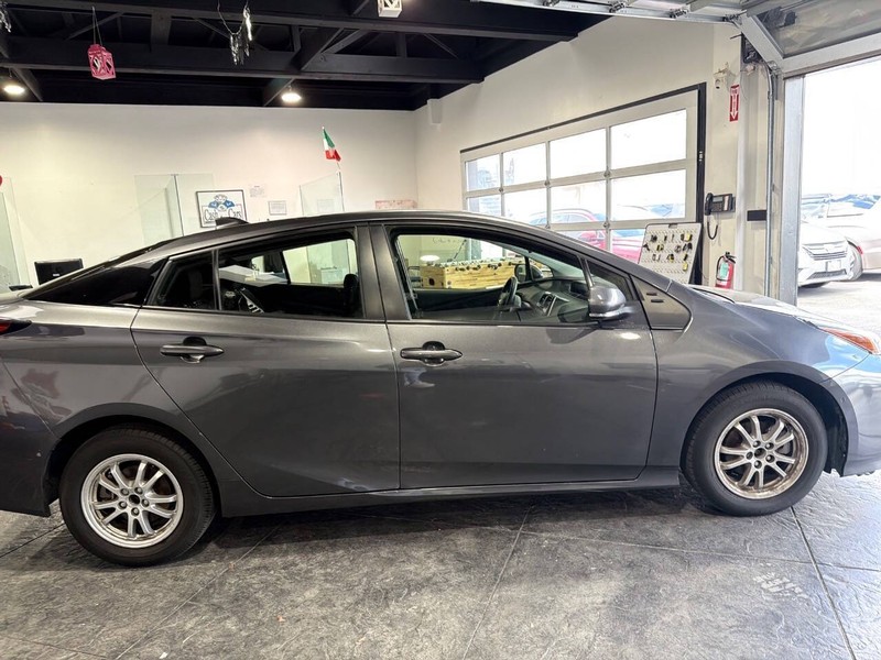 Toyota Prius Vehicle Full-screen Gallery Image 42