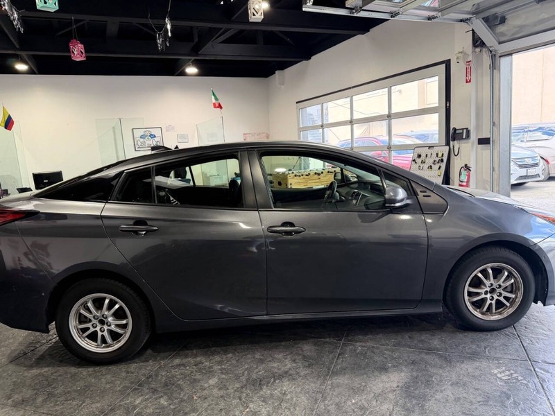 Toyota Prius Vehicle Full-screen Gallery Image 43