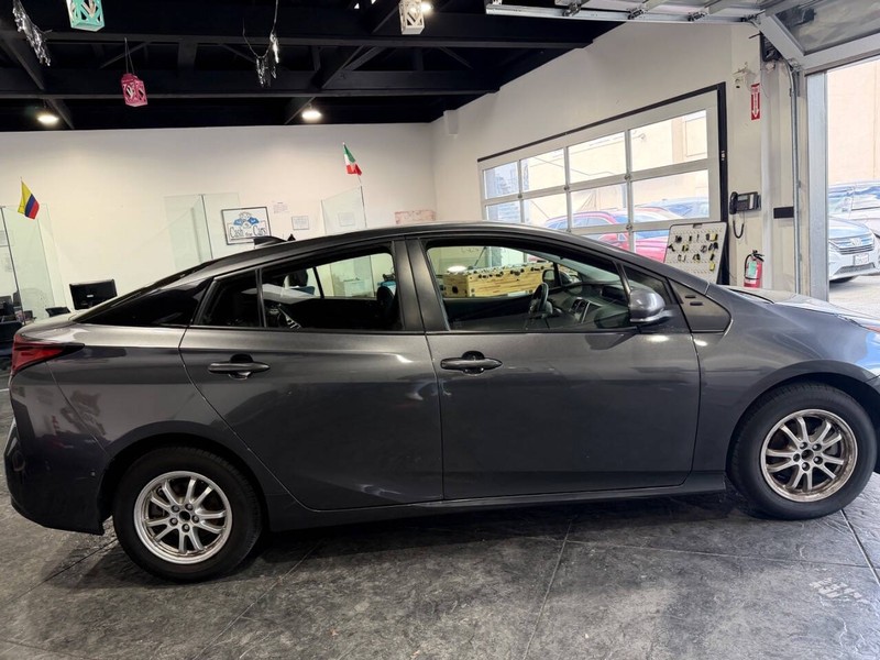 Toyota Prius Vehicle Full-screen Gallery Image 44