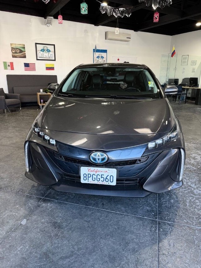 Toyota Prius Prime Vehicle Full-screen Gallery Image 03