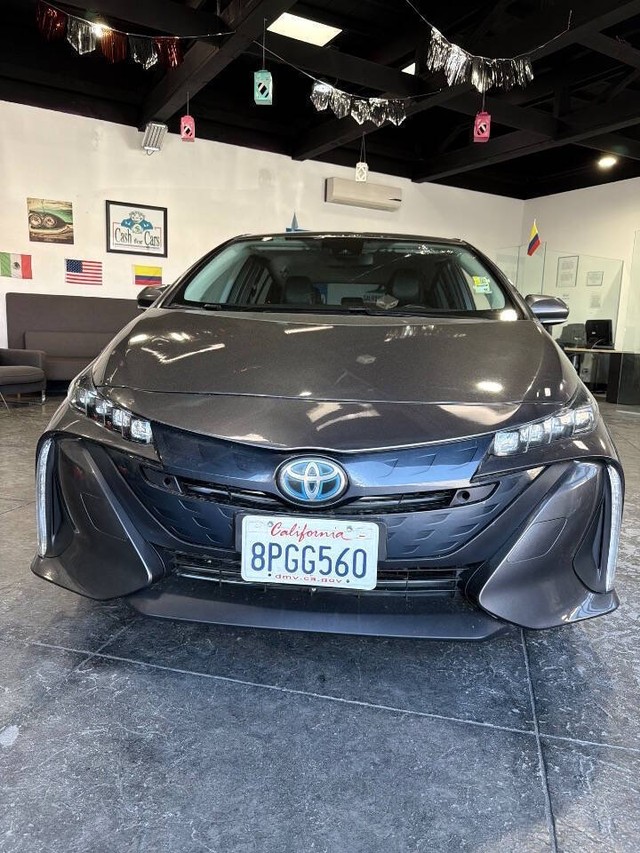 Toyota Prius Prime Vehicle Full-screen Gallery Image 04