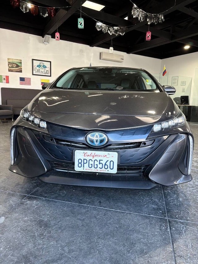 Toyota Prius Prime Vehicle Full-screen Gallery Image 05
