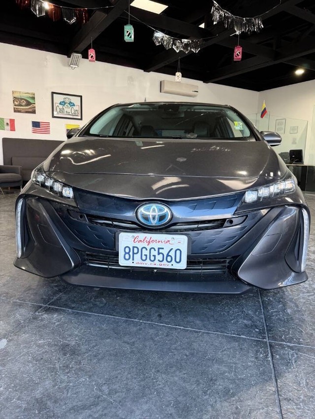 Toyota Prius Prime Vehicle Full-screen Gallery Image 06