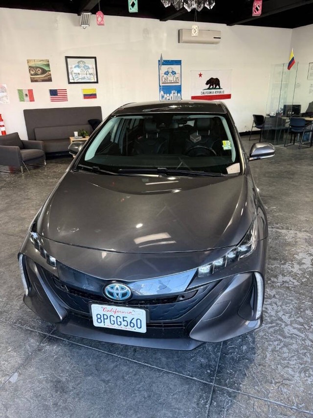 Toyota Prius Prime Vehicle Full-screen Gallery Image 07