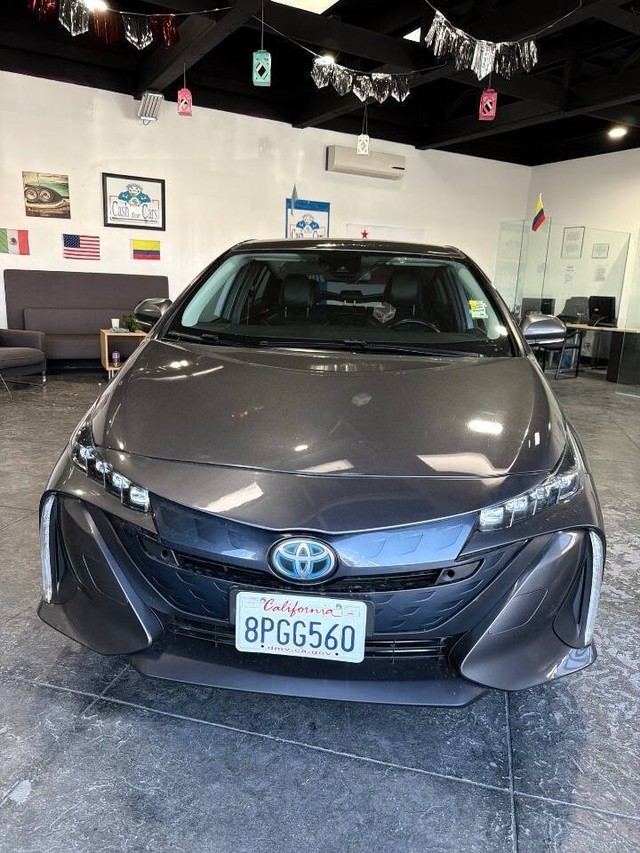 Toyota Prius Prime Vehicle Full-screen Gallery Image 08