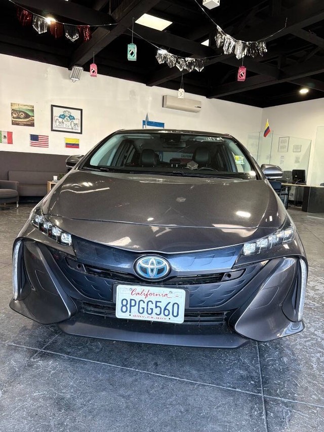 Toyota Prius Prime Vehicle Full-screen Gallery Image 09