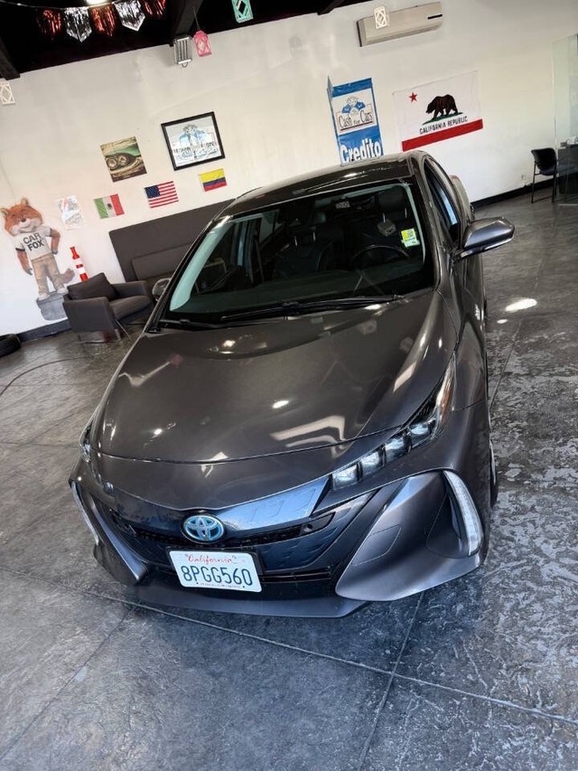 Toyota Prius Prime Vehicle Full-screen Gallery Image 11