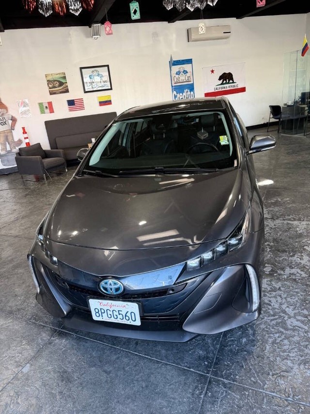 Toyota Prius Prime Vehicle Full-screen Gallery Image 12