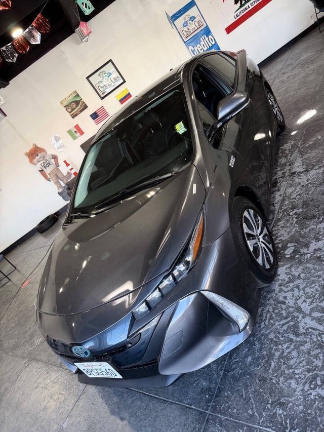 Toyota Prius Prime Vehicle Full-screen Gallery Image 18