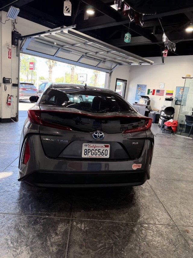 Toyota Prius Prime Vehicle Full-screen Gallery Image 25