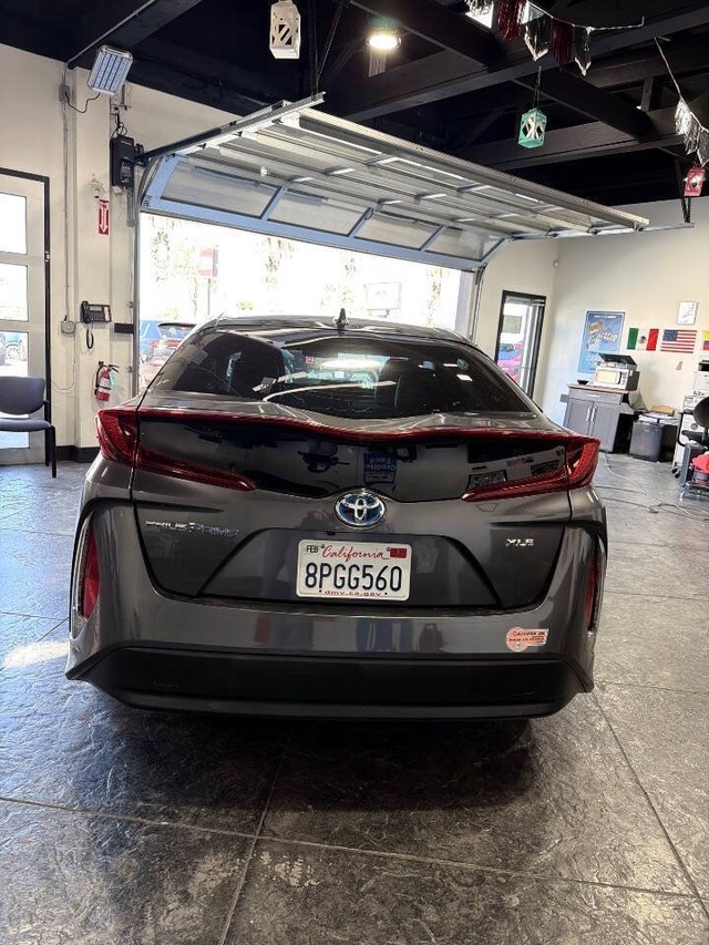 Toyota Prius Prime Vehicle Full-screen Gallery Image 29