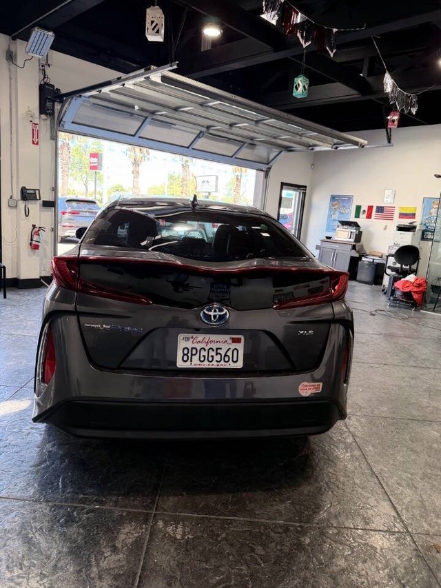 Toyota Prius Prime Vehicle Full-screen Gallery Image 30