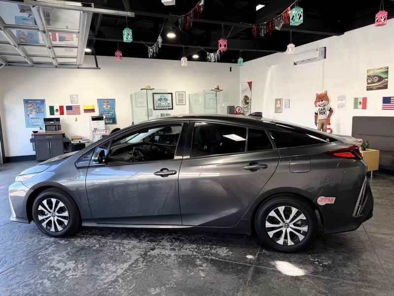 Toyota Prius Prime Vehicle Full-screen Gallery Image 16
