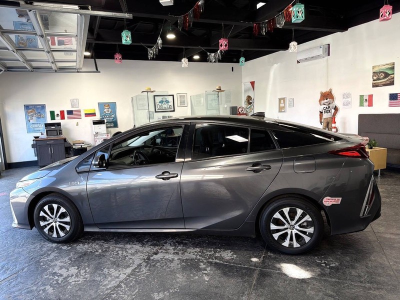 Toyota Prius Prime Vehicle Full-screen Gallery Image 19