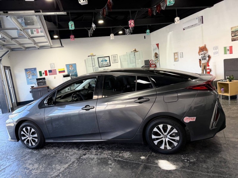 Toyota Prius Prime Vehicle Full-screen Gallery Image 22