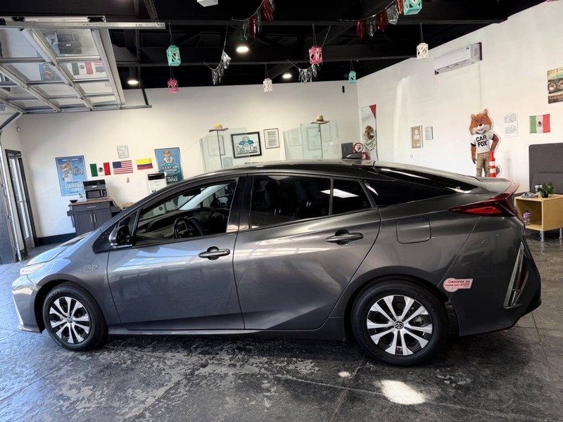 Toyota Prius Prime Vehicle Full-screen Gallery Image 23