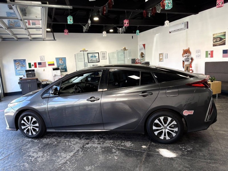 Toyota Prius Prime Vehicle Full-screen Gallery Image 24