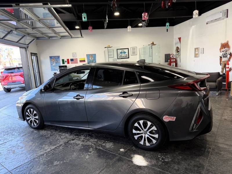 Toyota Prius Prime Vehicle Full-screen Gallery Image 26