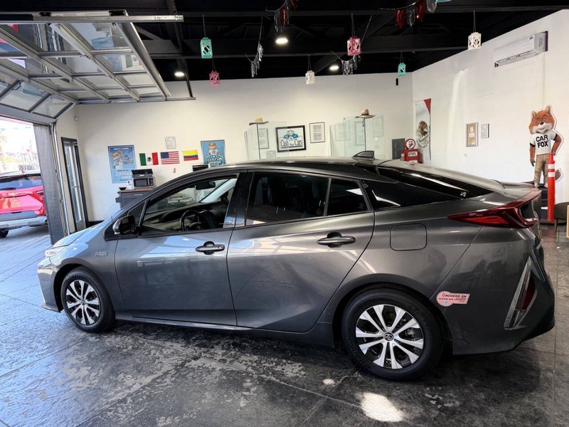 Toyota Prius Prime Vehicle Full-screen Gallery Image 27