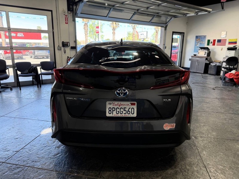 Toyota Prius Prime Vehicle Full-screen Gallery Image 28