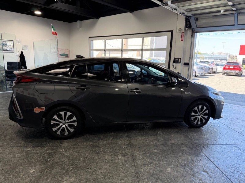 Toyota Prius Prime Vehicle Full-screen Gallery Image 31