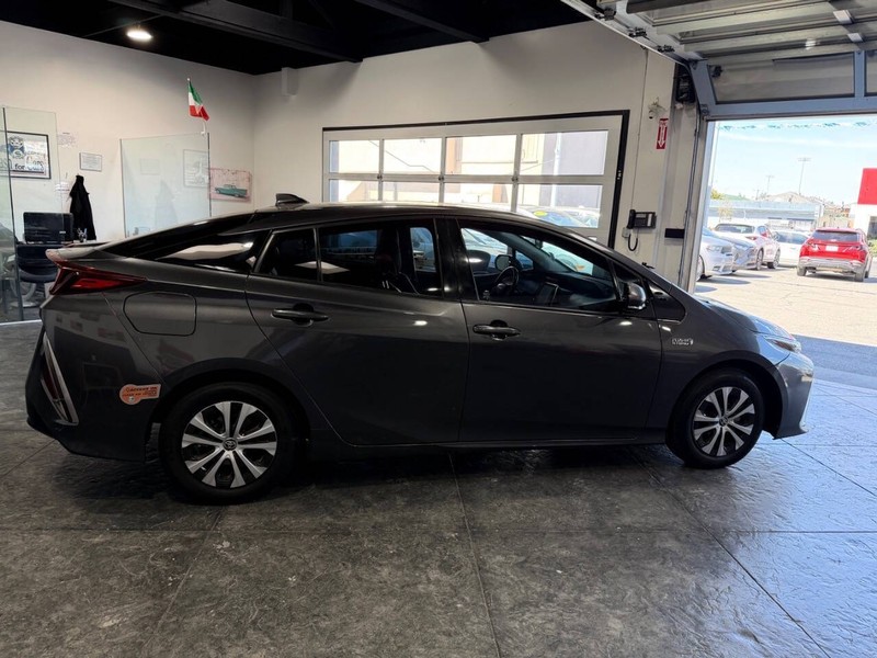 Toyota Prius Prime Vehicle Full-screen Gallery Image 32