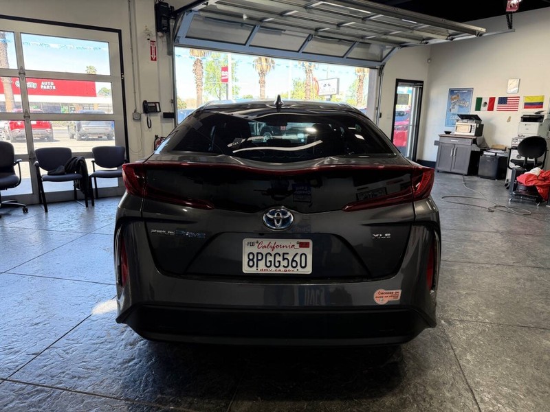 Toyota Prius Prime Vehicle Full-screen Gallery Image 33