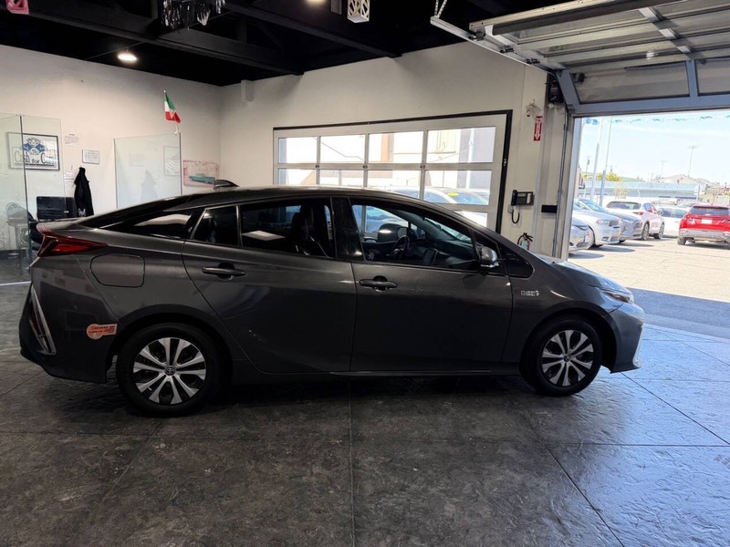 Toyota Prius Prime Vehicle Full-screen Gallery Image 34
