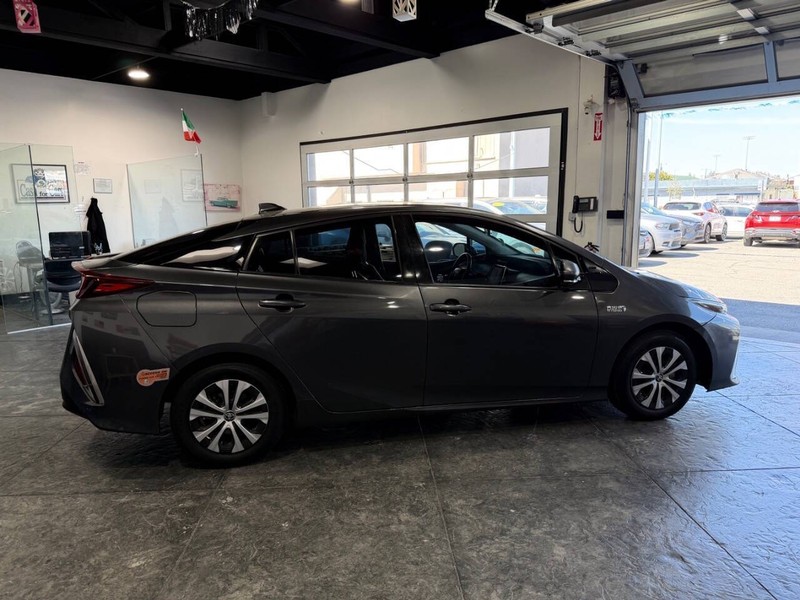 Toyota Prius Prime Vehicle Full-screen Gallery Image 35