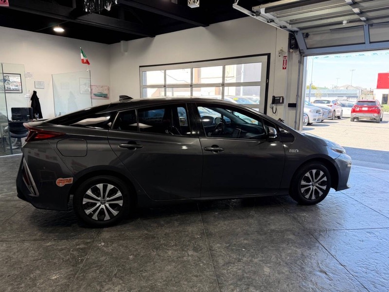 Toyota Prius Prime Vehicle Full-screen Gallery Image 36