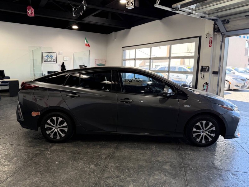 Toyota Prius Prime Vehicle Full-screen Gallery Image 37