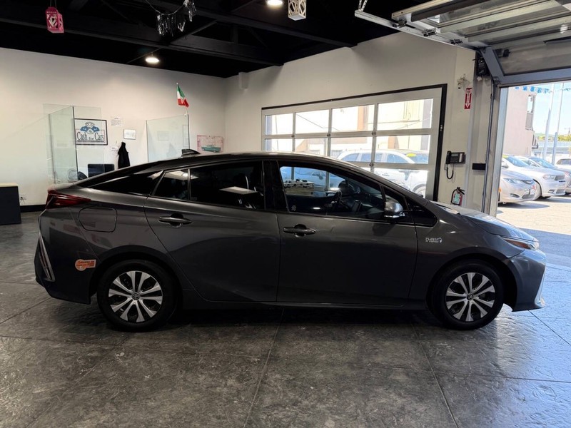 Toyota Prius Prime Vehicle Full-screen Gallery Image 38