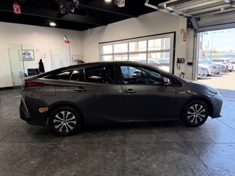 Toyota Prius Prime Vehicle Full-screen Gallery Image 39